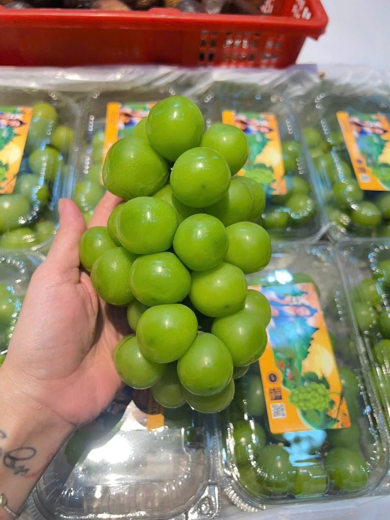 Nho Mẫu Đơn Shine Muscat - Khoảng 500g