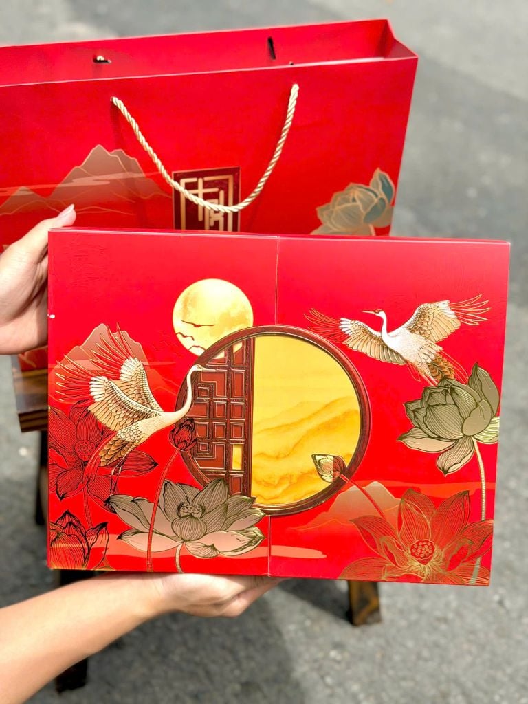 Hộp Quà Bánh Trung Thu 2 Trứng Bạch Liên Dạ Vũ - 4 Bánh