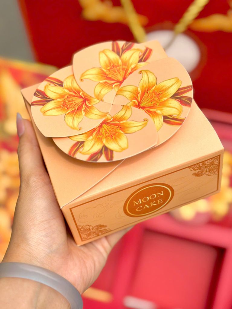 Hộp Quà Bánh Trung Thu 2 Trứng Cao Cấp Hạc Vũ Vân Hoa - 4 Bánh