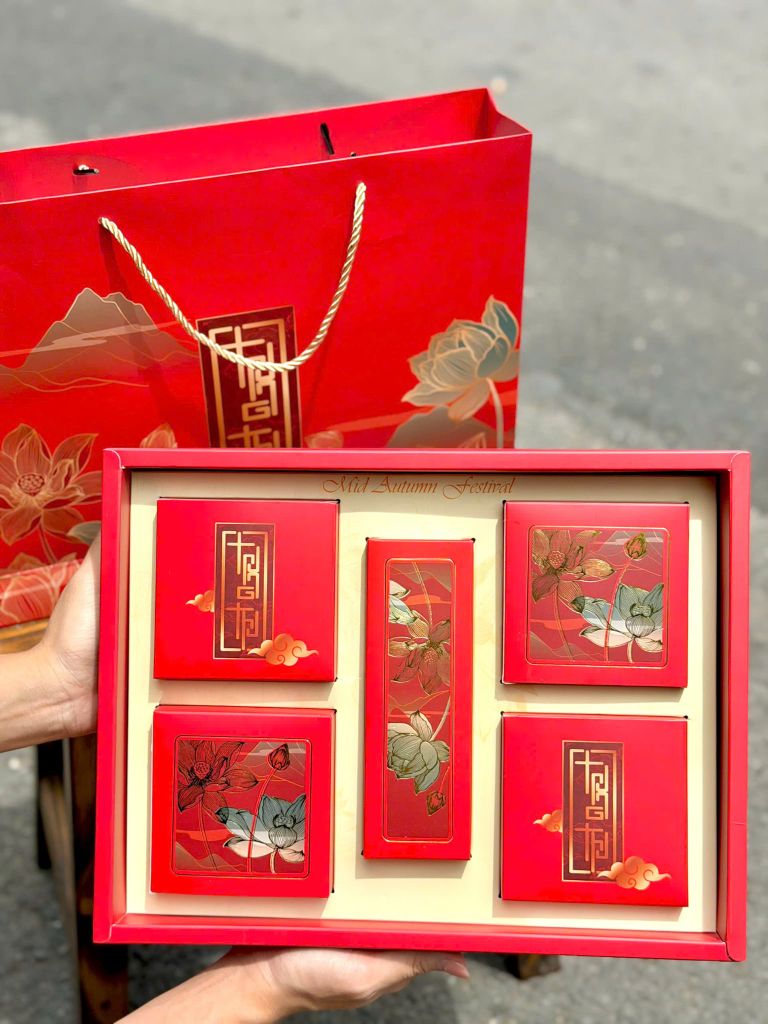 Hộp Quà Bánh Trung Thu 2 Trứng Bạch Liên Dạ Vũ - 4 Bánh