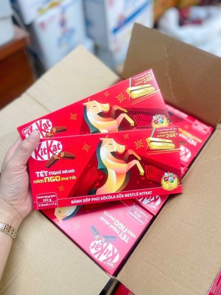 Bánh Xốp Phủ Socola Sữa Nestlé KitKat Tết Bính Ngọ 102g