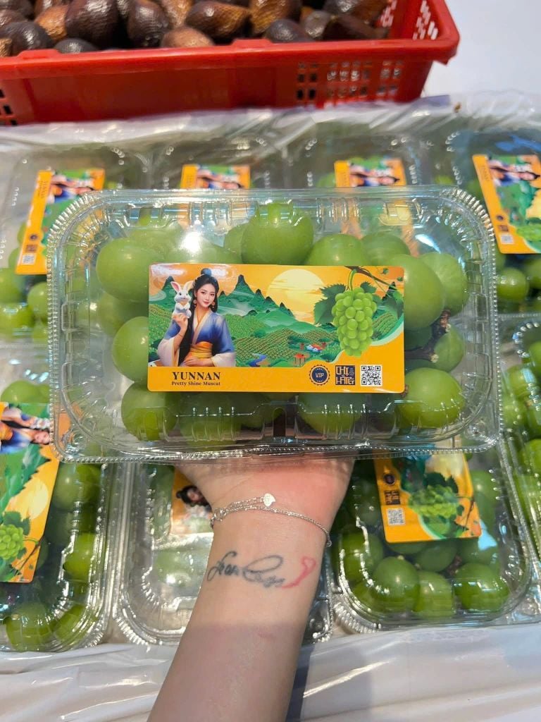 Nho Mẫu Đơn Shine Muscat - Khoảng 500g