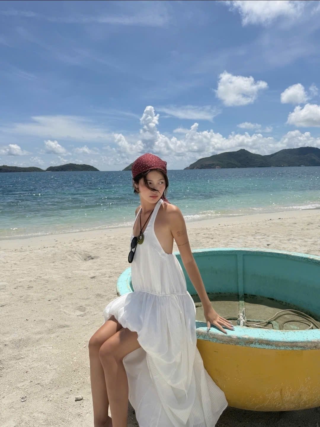 Váy maxi White Round Neck Tiered Maxi Dress