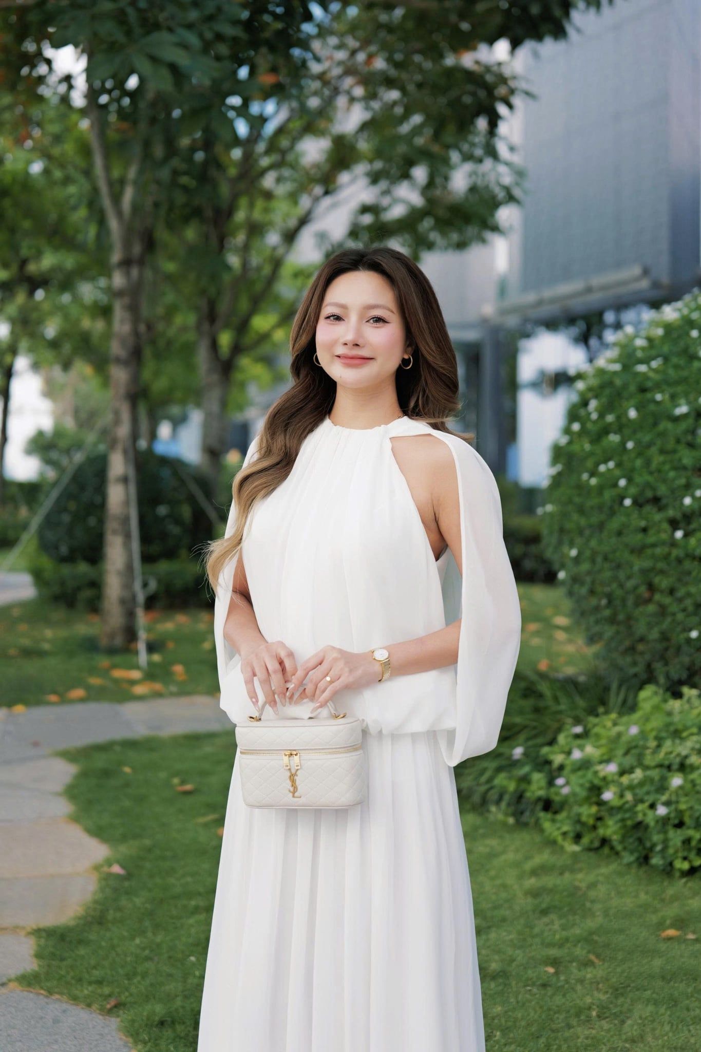 Váy maxi White Halter Flowy Maxi Dress