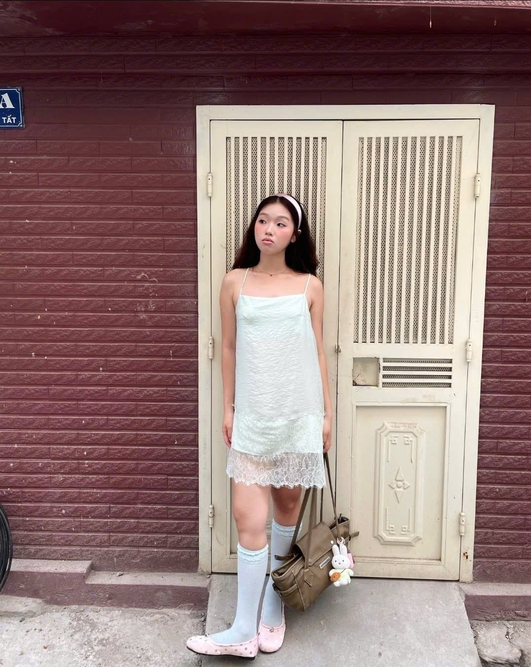 Váy lụa 2 dây Mint Silky Lace Hem Mini Dress