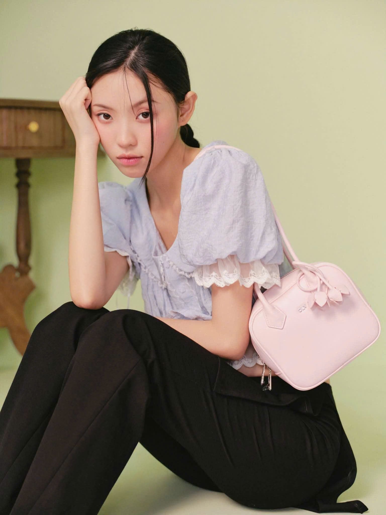 Túi xách da bóng dây hoa Glossy Leather Hand Bag