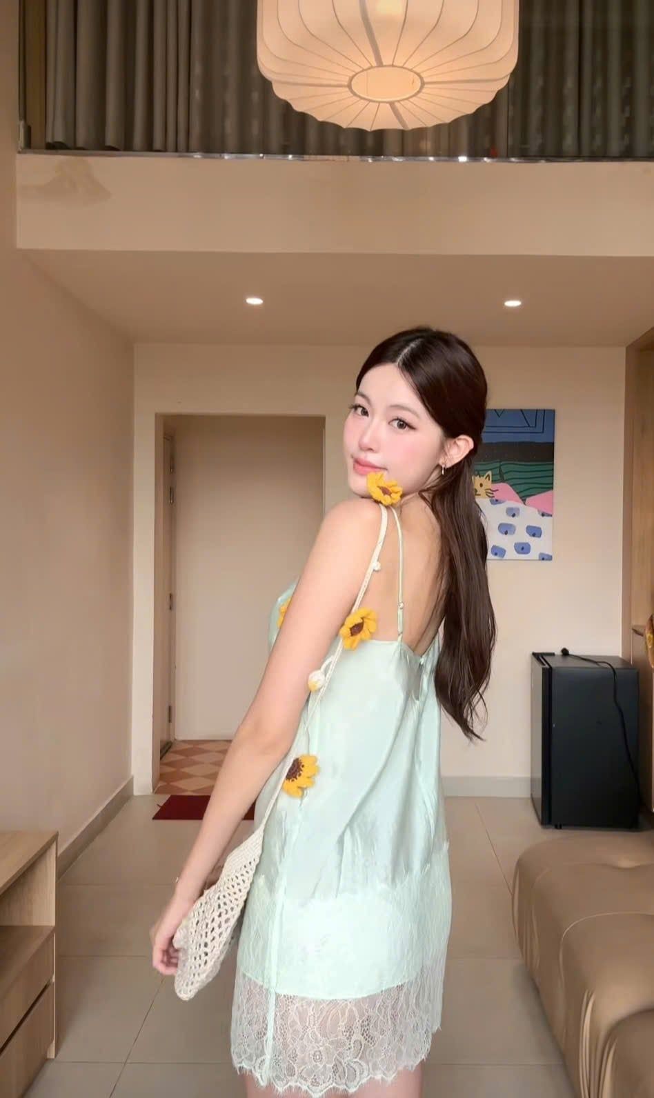 Váy lụa 2 dây Mint Silky Lace Hem Mini Dress