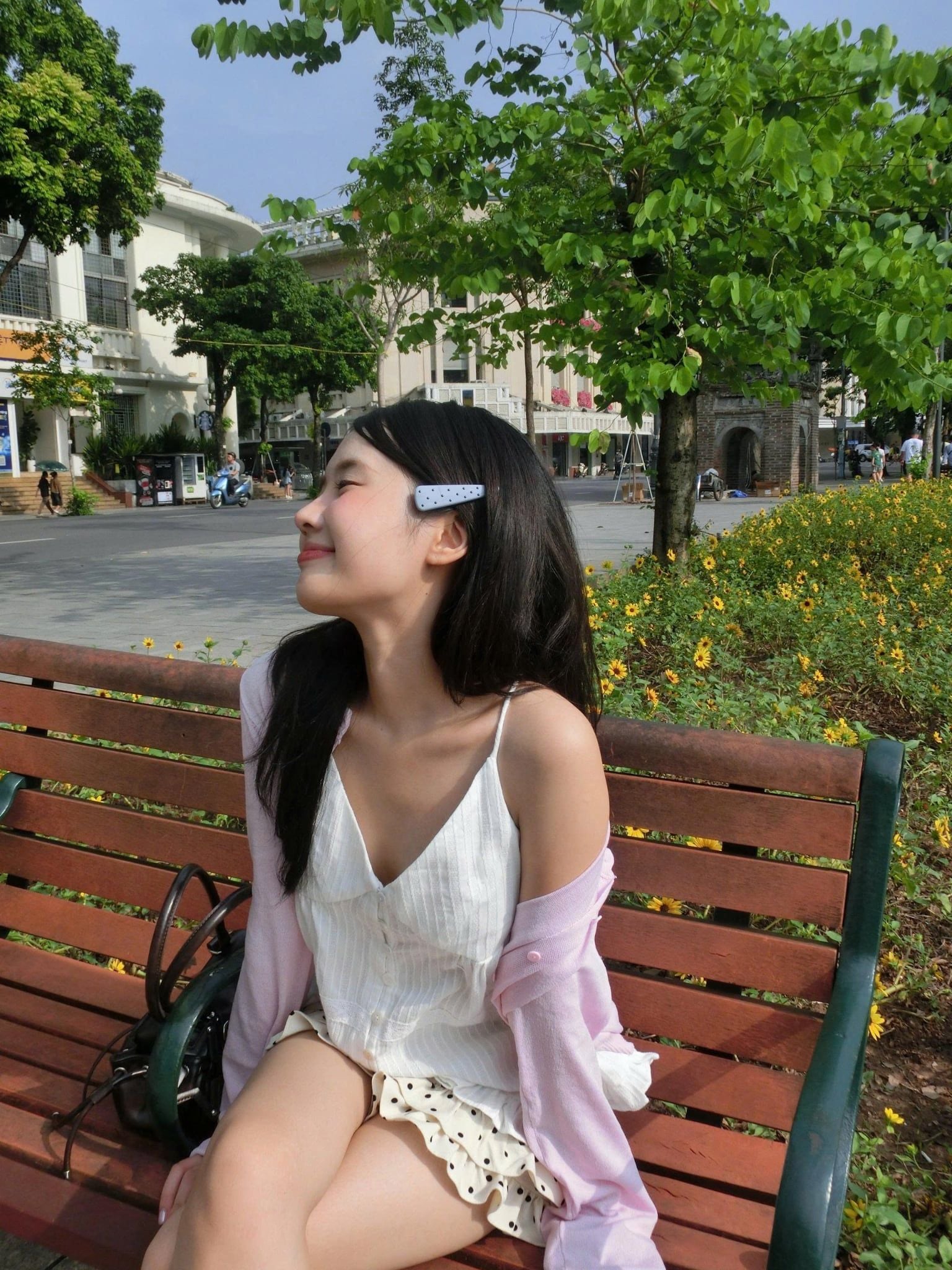 Áo hai dây cổ V White Ruffled Buttoned Cami Top