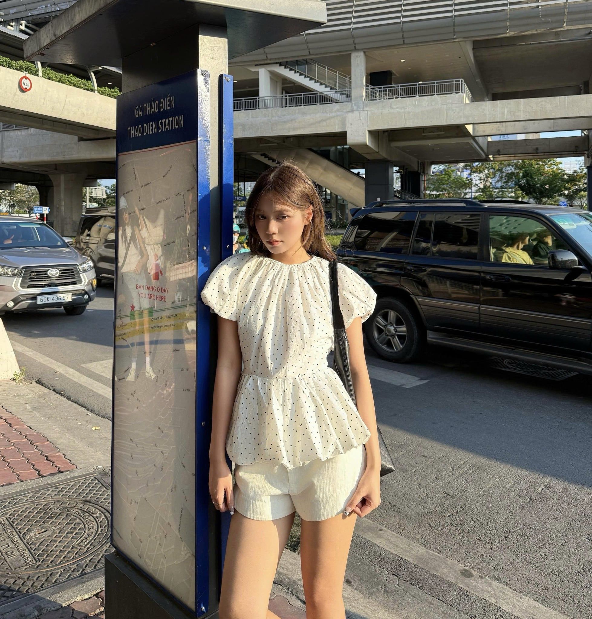 Áo chấm bi White Dot Ruffled Peplum Top