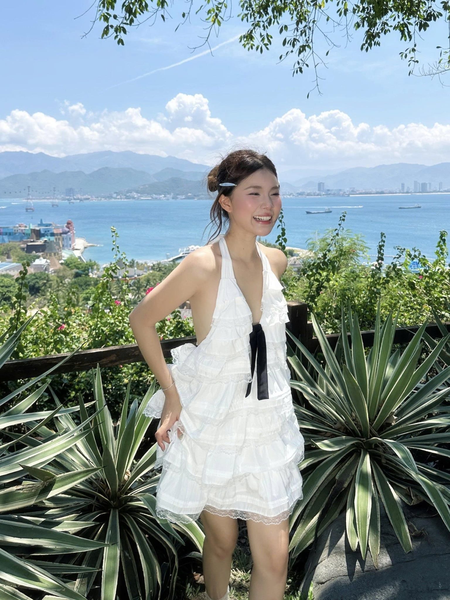 Váy tiệc cổ yếm White Cotton Halter Tiered Mini Dress