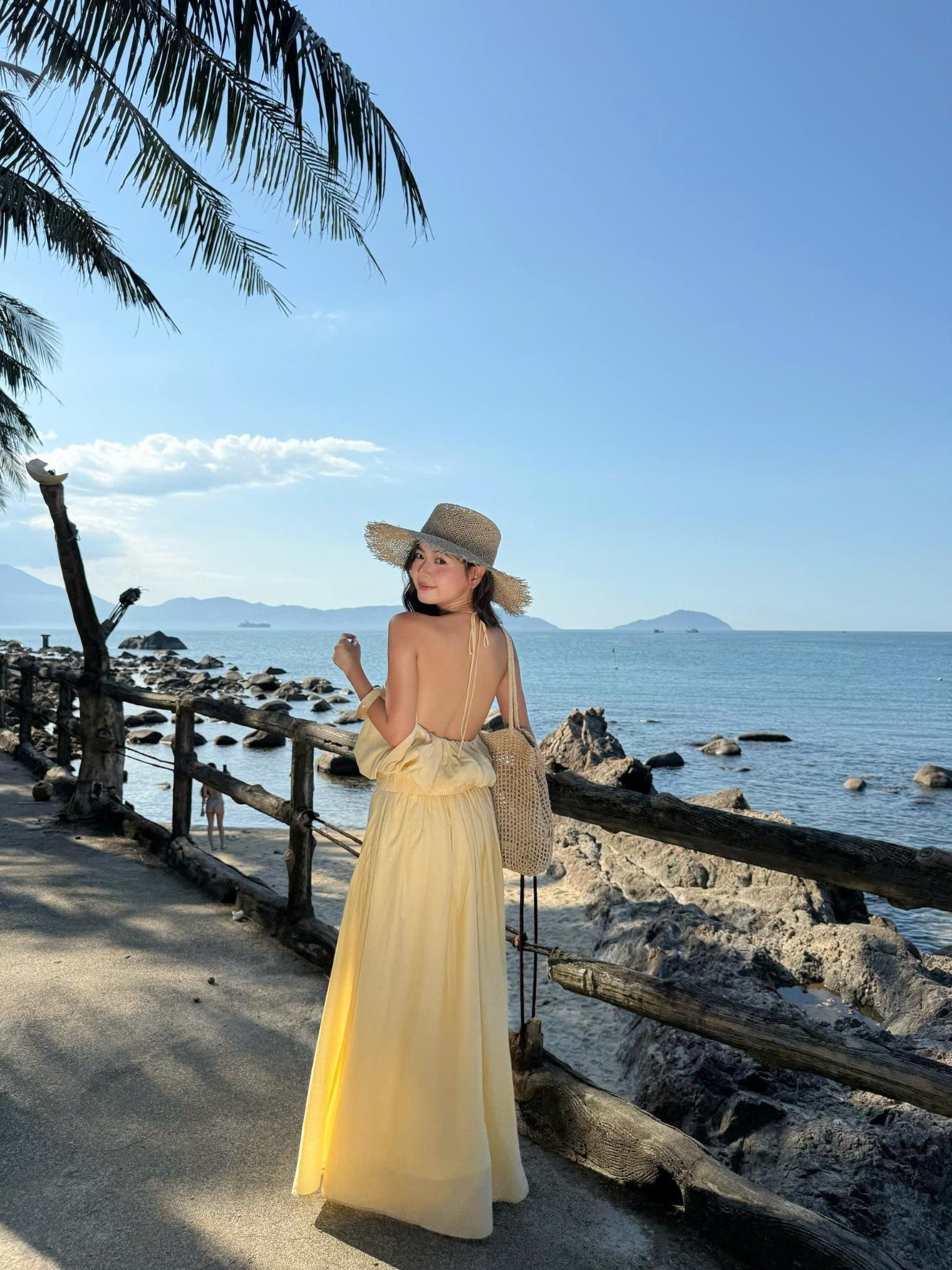 Set áo và chân váy Butter Halter Pleated Maxi Set
