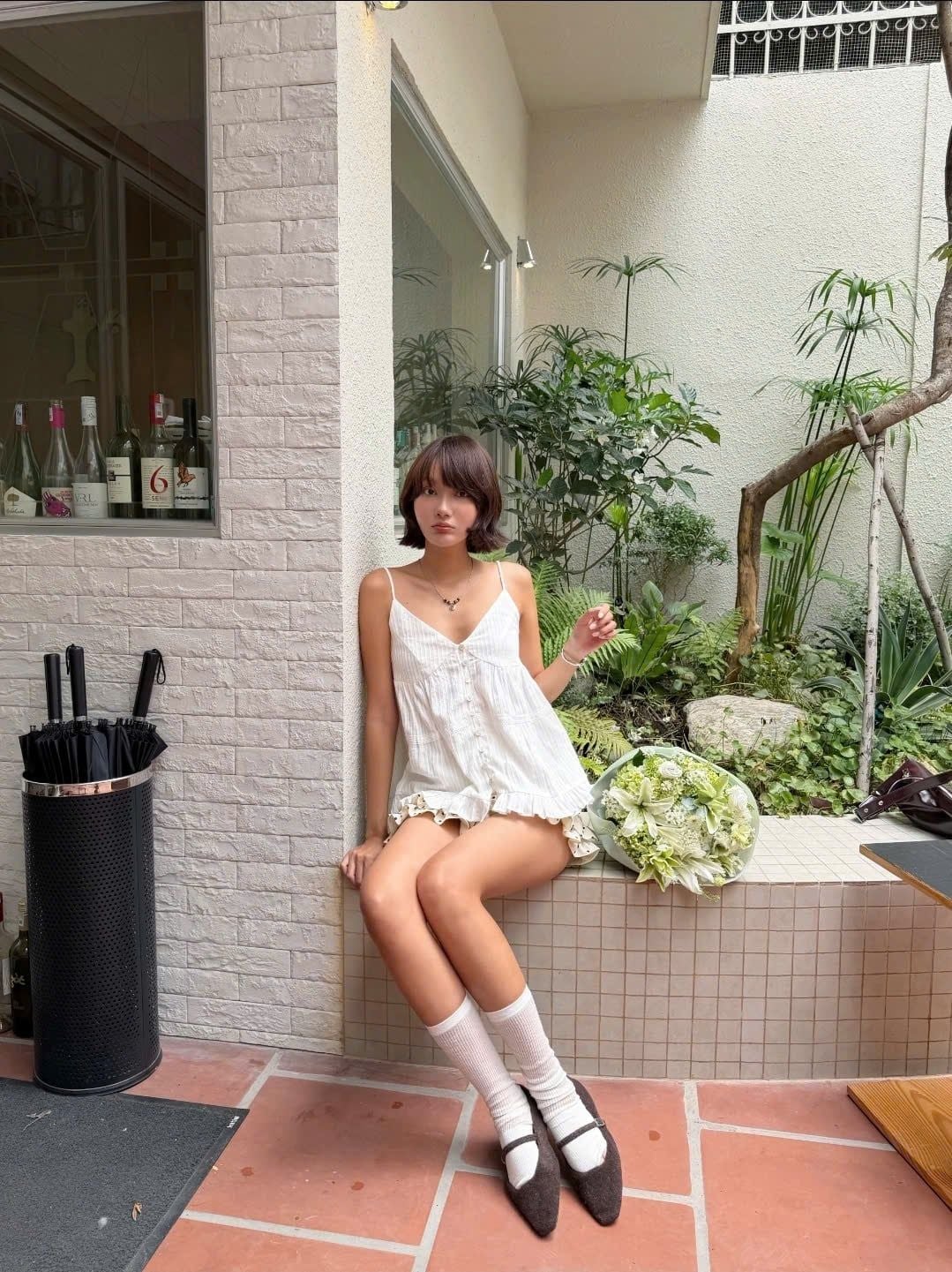 Áo hai dây cổ V White Ruffled Buttoned Cami Top
