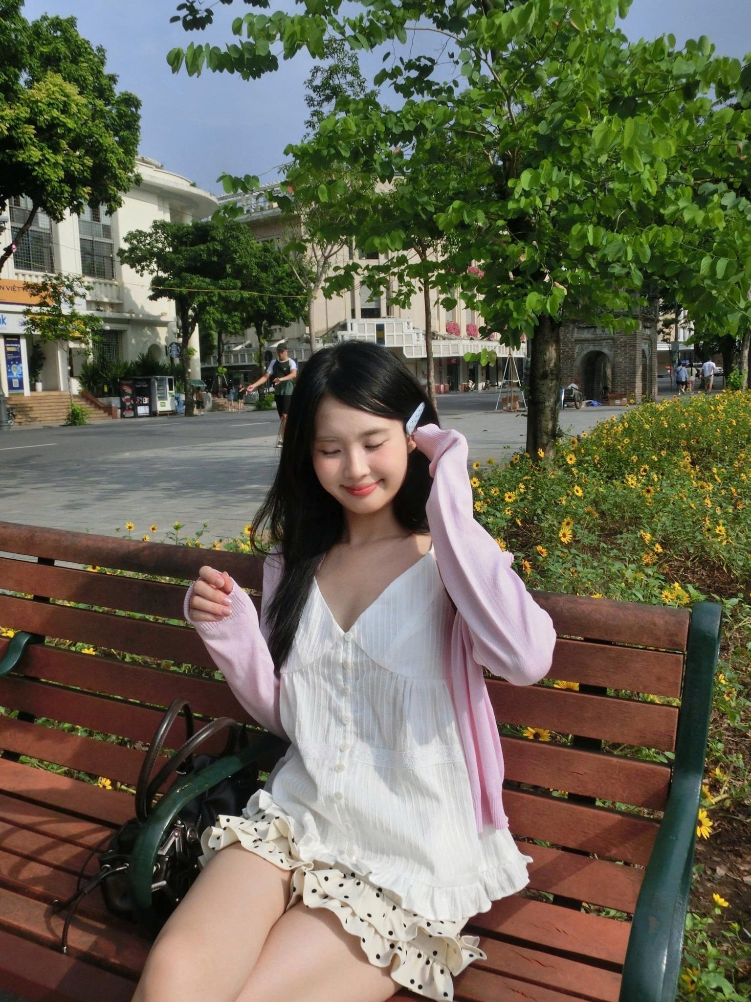 Áo hai dây cổ V White Ruffled Buttoned Cami Top