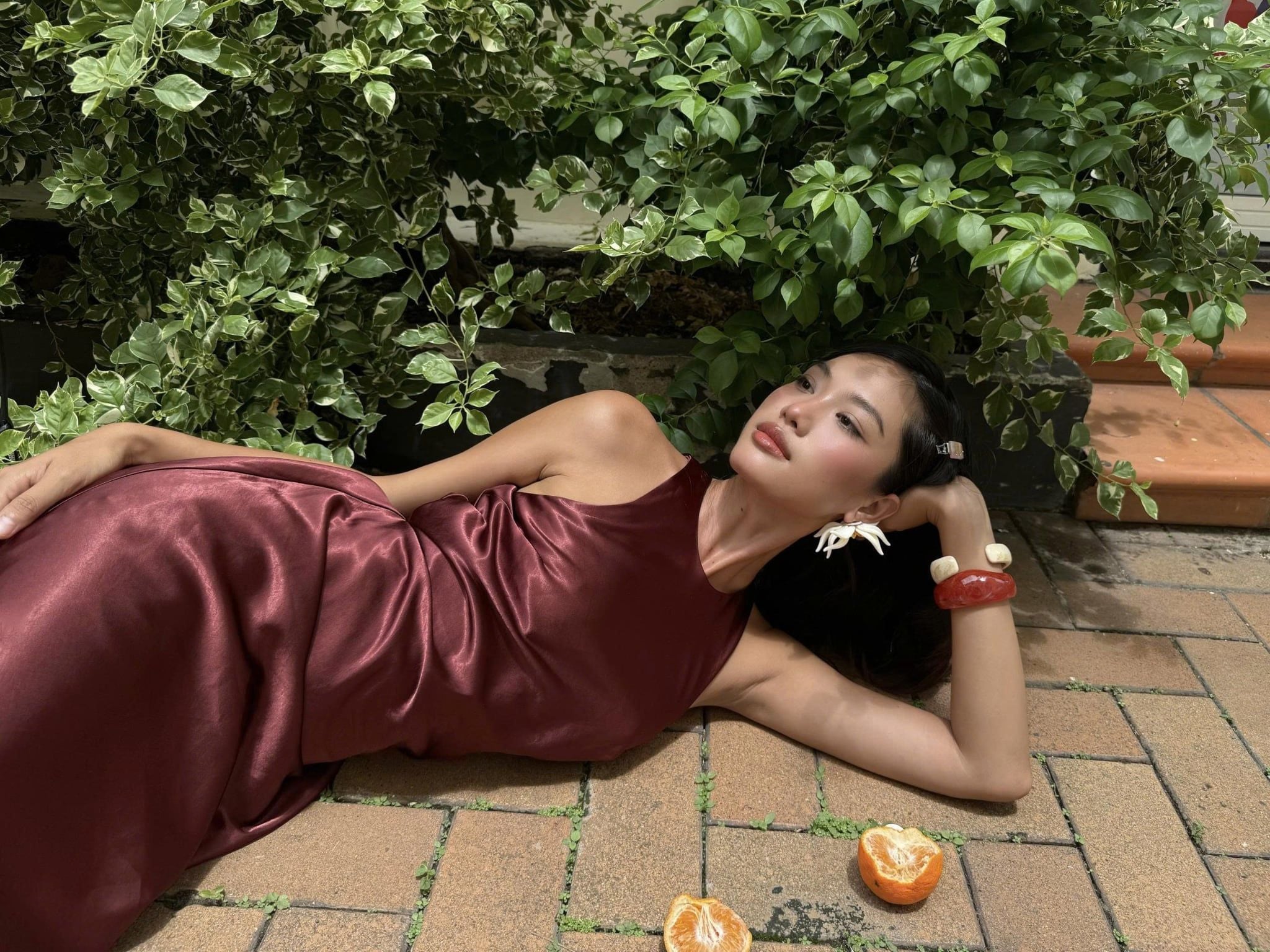Đầm lụa cổ yếm Silky Halter Dress	nhiều màu