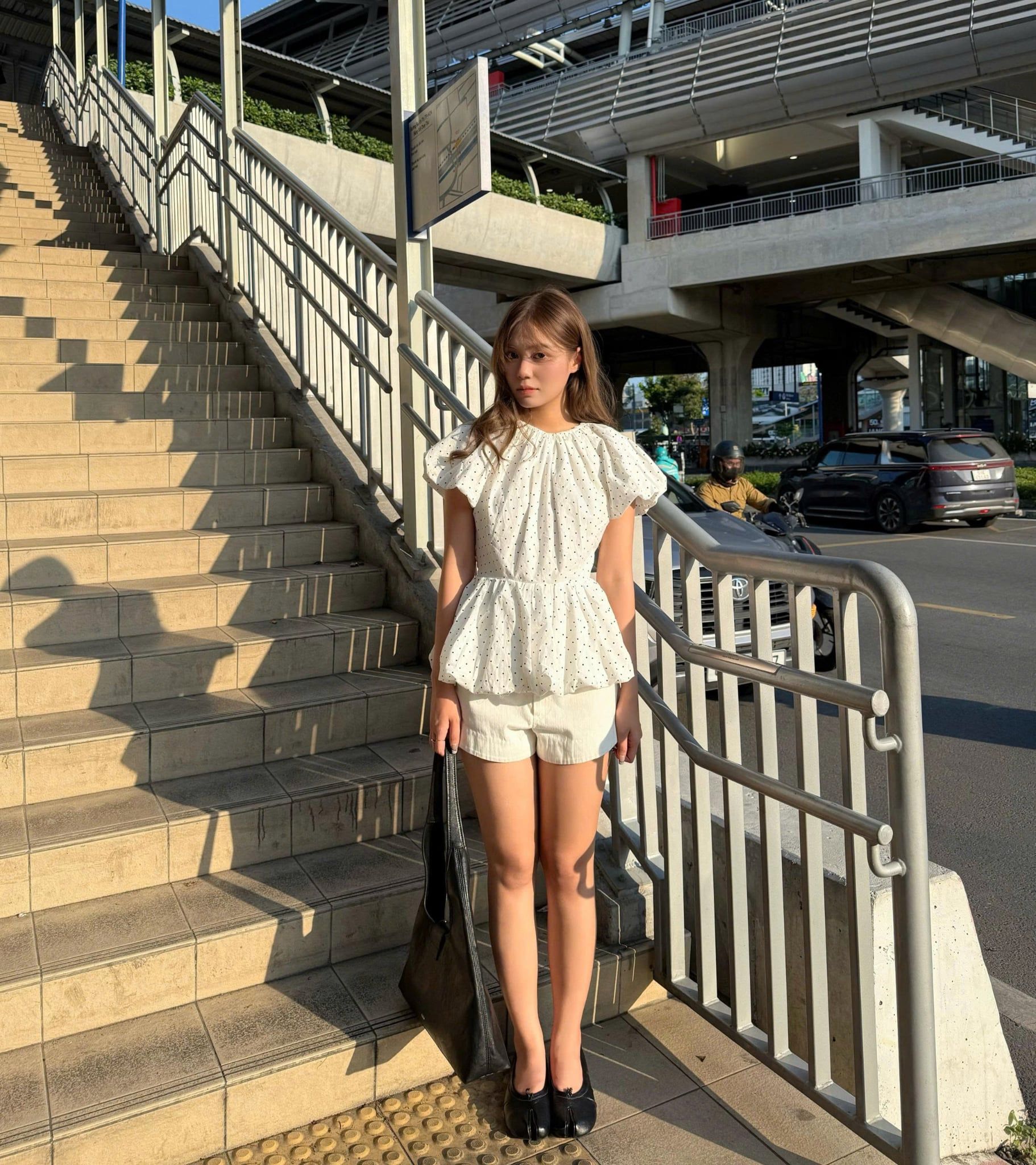Áo chấm bi White Dot Ruffled Peplum Top