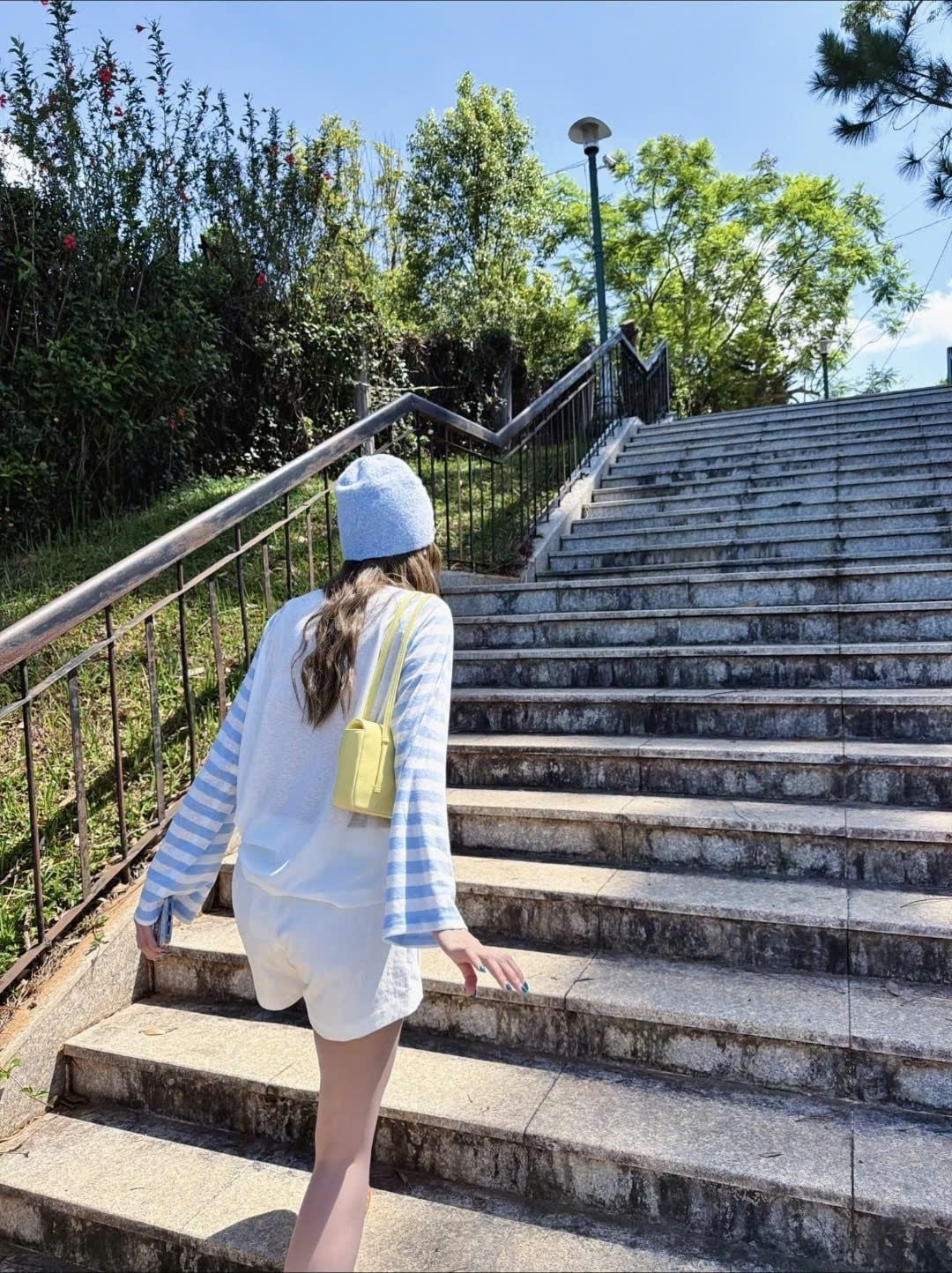 Áo tay dài phối kẻ sọc Striped Long Sleeves Tshirt