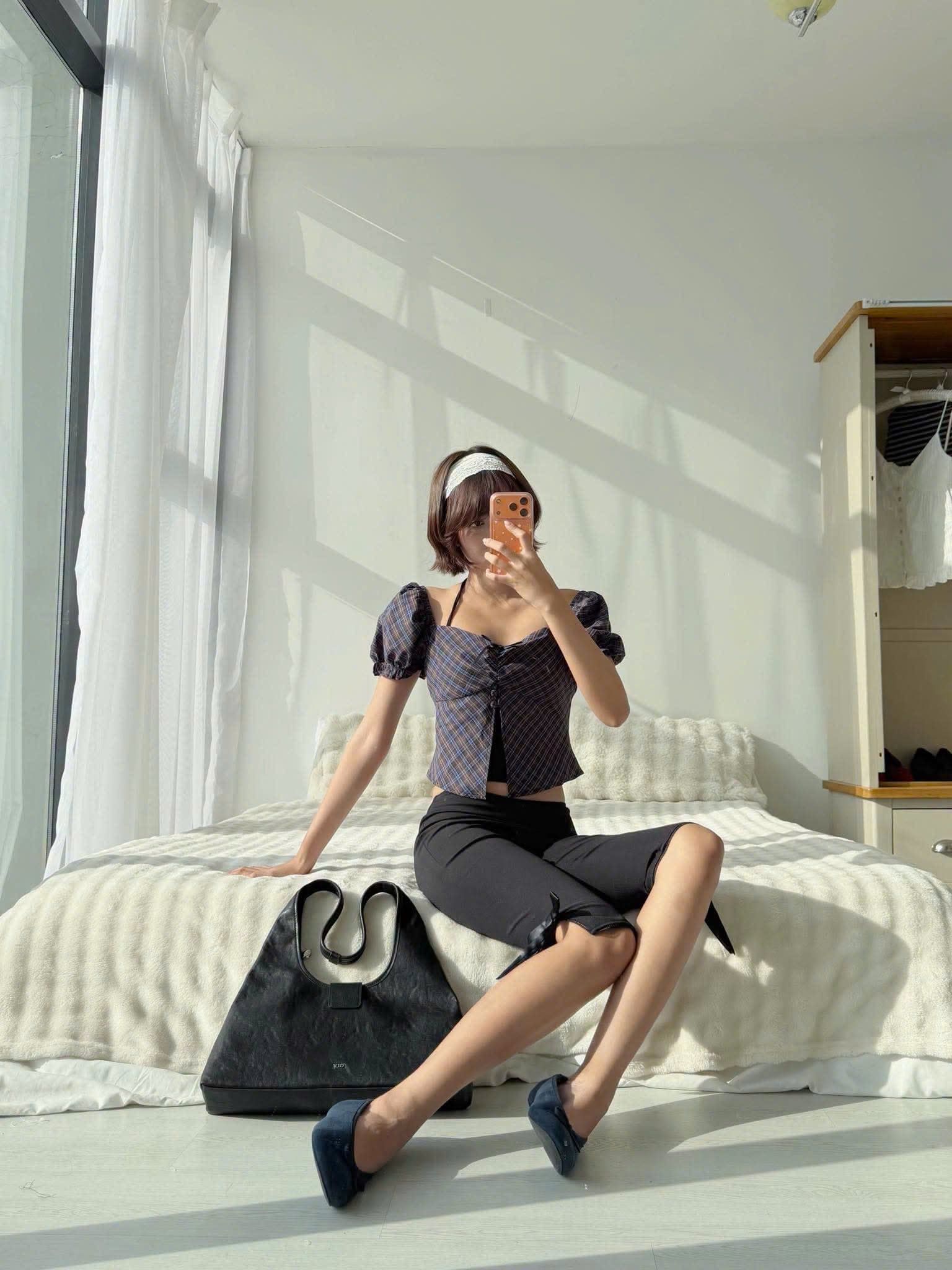 Túi đeo vai Leather Eyelet Strap Shoulder Bag nhiều màu
