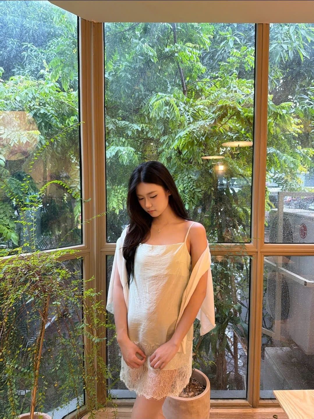 Váy lụa 2 dây Mint Silky Lace Hem Mini Dress