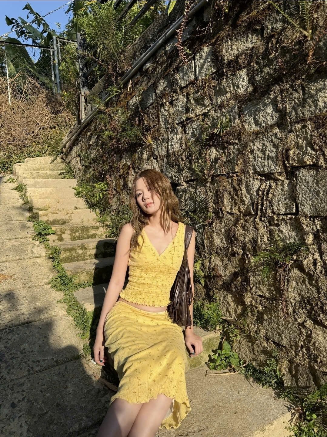 Set áo và chân váy dài Yellow Fleur Cotton Vneck Ruffled Set