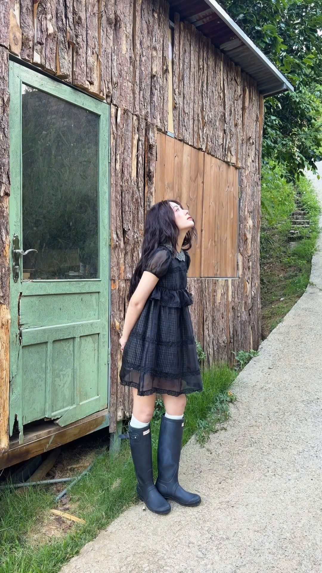 Váy suông cổ sen caro phối tơ Black Checked Chiffon Puff Layered Mini Dress
