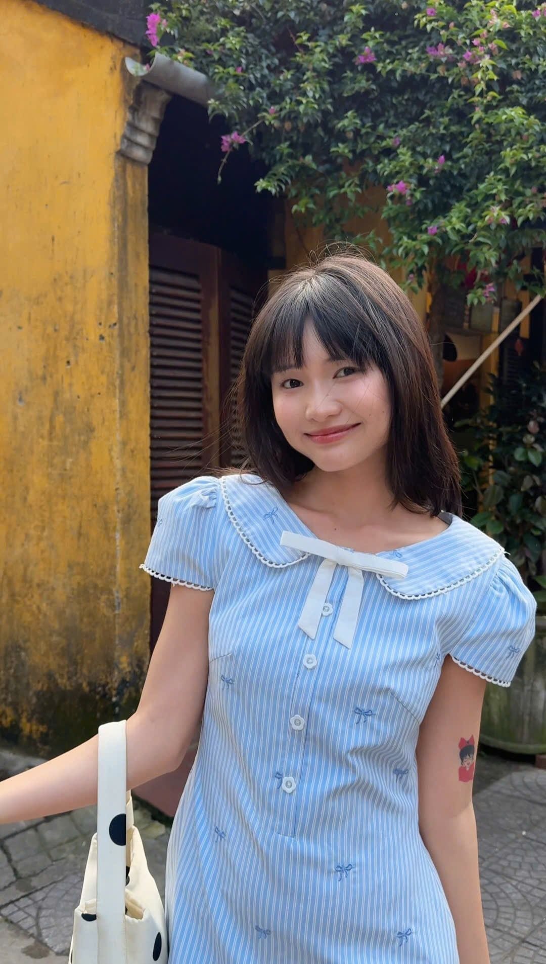 Váy chiết eo dáng ngắn Blue Striped Bow Puff Sleeves Dress