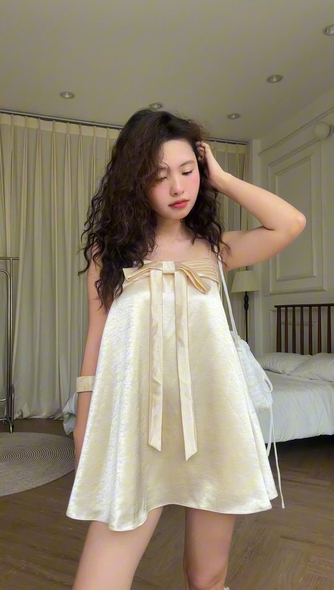 Váy lụa cột nơ Satin Bow Strapless Mini Dress nhiều màu