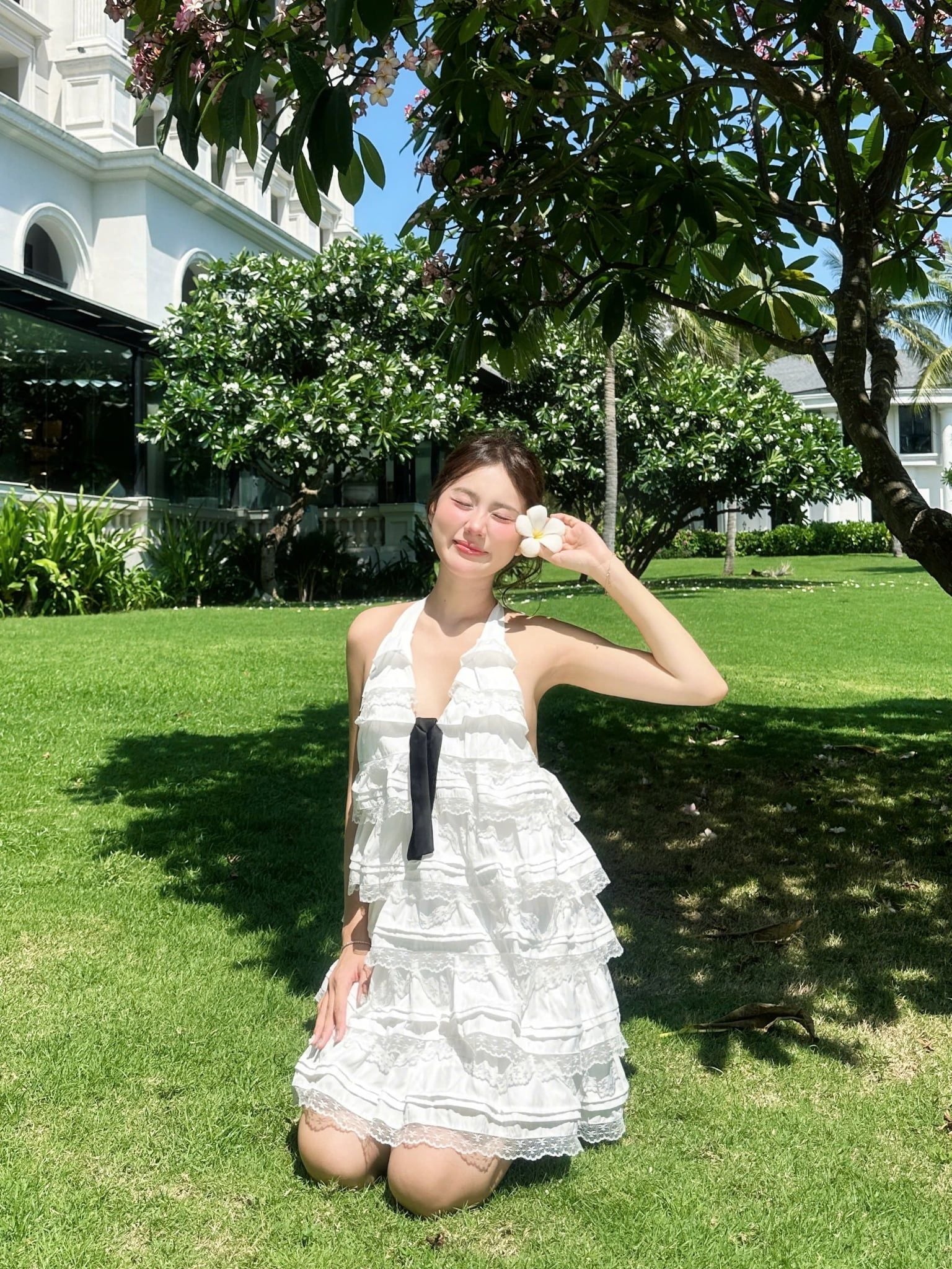 Váy tiệc cổ yếm White Cotton Halter Tiered Mini Dress