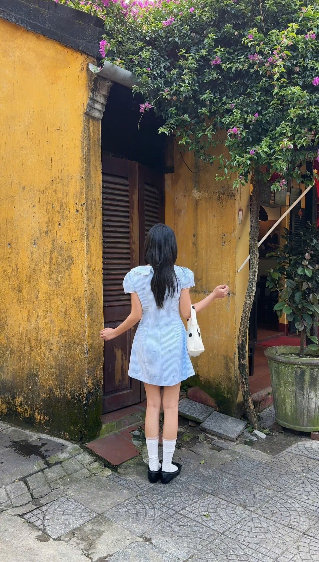 Váy chiết eo dáng ngắn Blue Striped Bow Puff Sleeves Dress