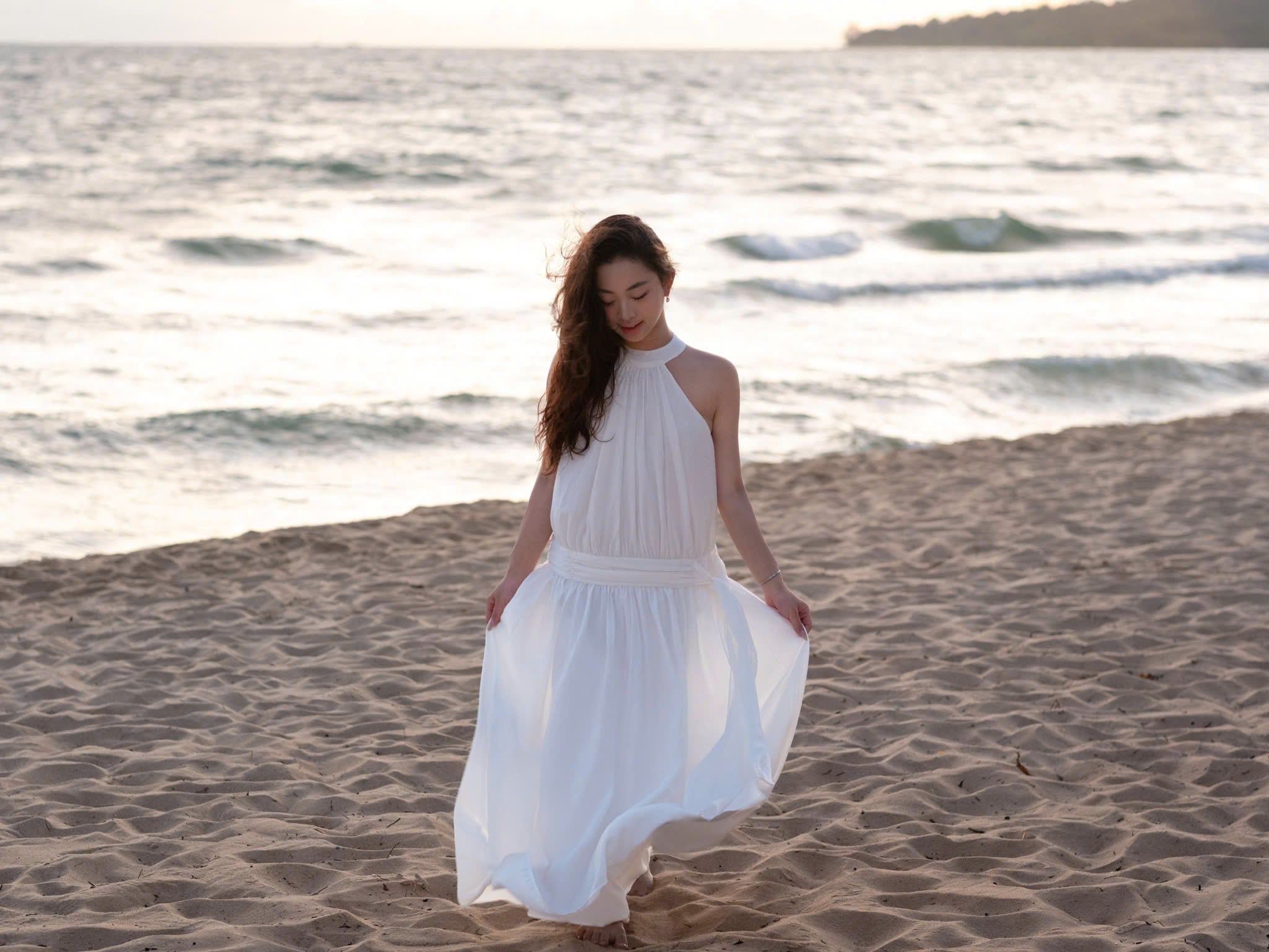 Váy maxi White Halter Flowy Maxi Dress