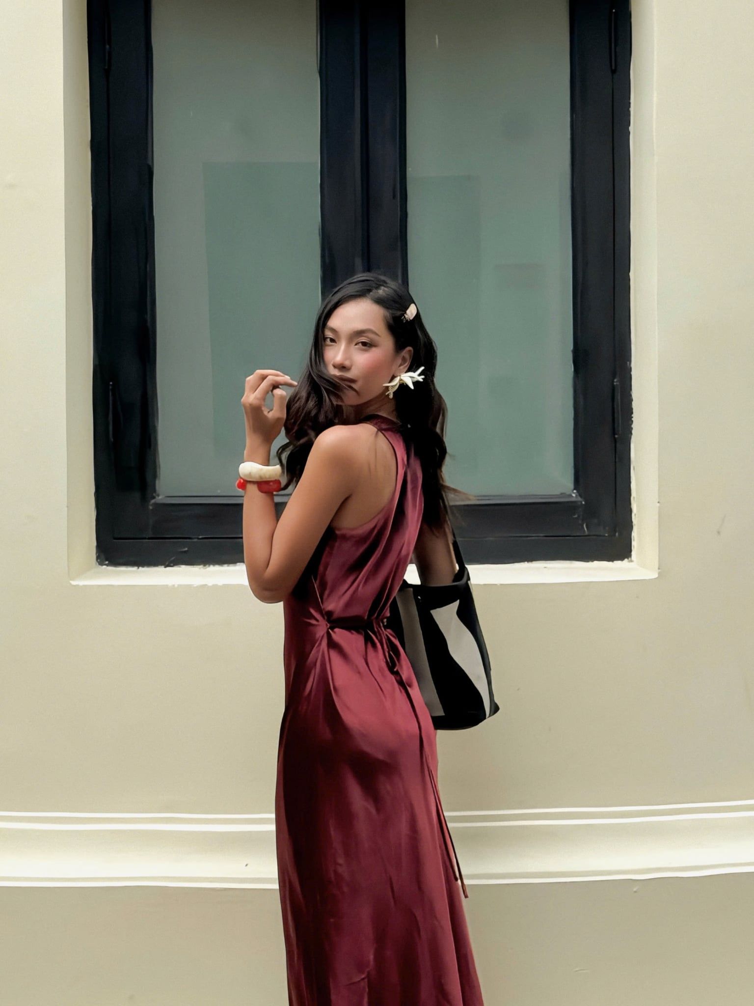 Đầm lụa cổ yếm Silky Halter Dress	nhiều màu