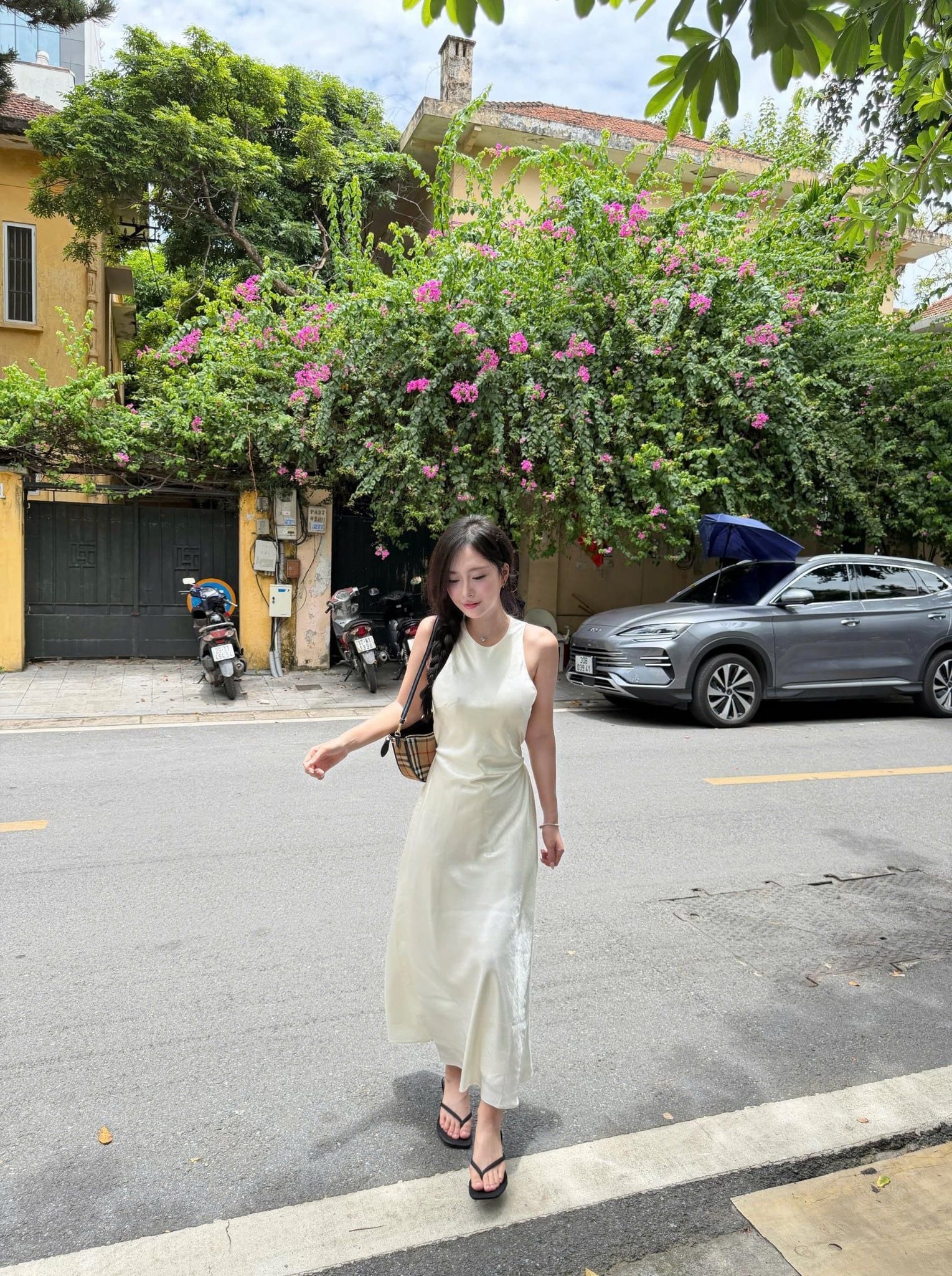 Đầm lụa cổ yếm Silky Halter Dress	nhiều màu