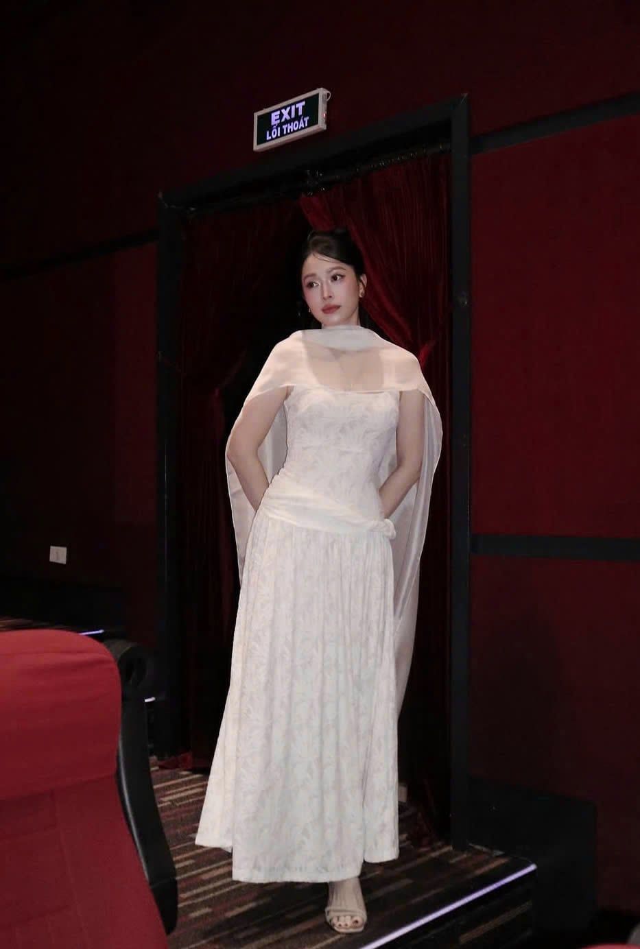 Váy maxi hai dây Cream Lace Strappy Maxi Dress