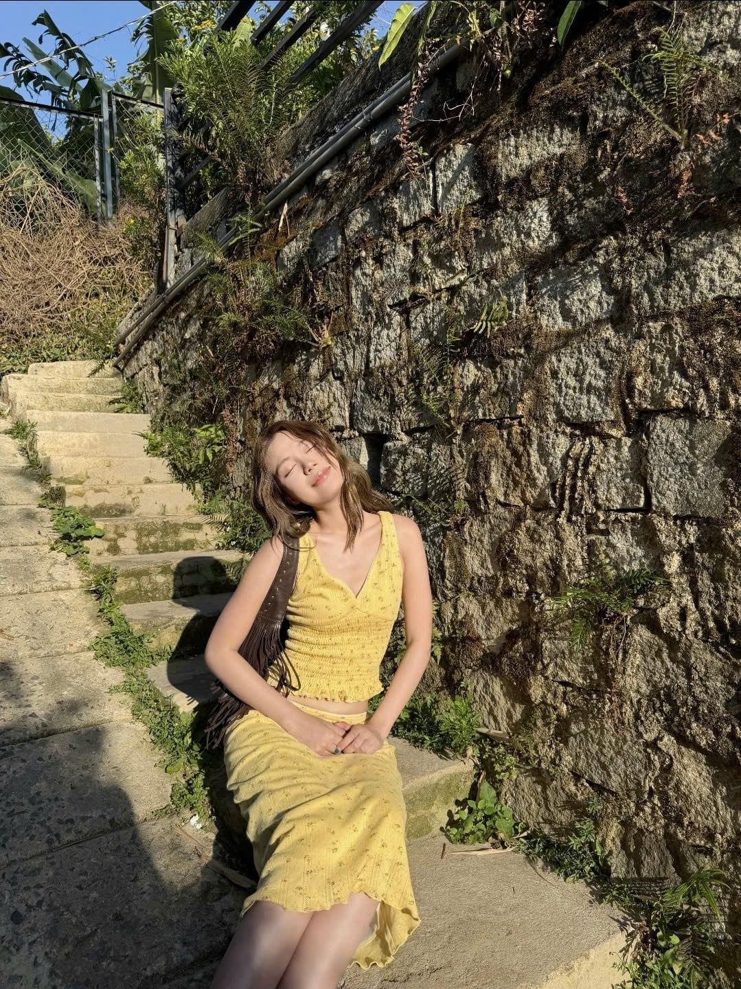 Set áo và chân váy dài Yellow Fleur Cotton Vneck Ruffled Set