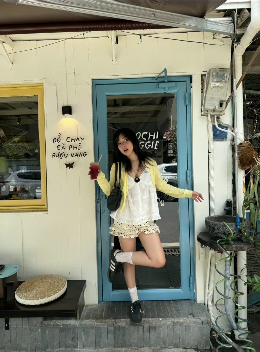 Áo hai dây cổ V White Ruffled Buttoned Cami Top