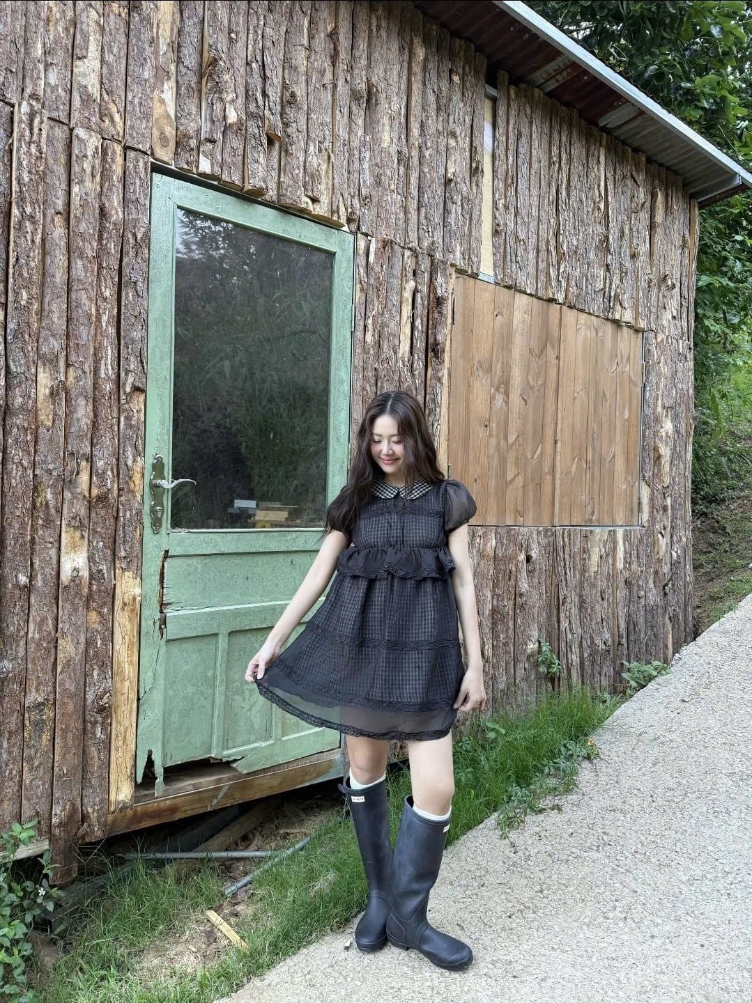 Váy suông cổ sen caro phối tơ Black Checked Chiffon Puff Layered Mini Dress