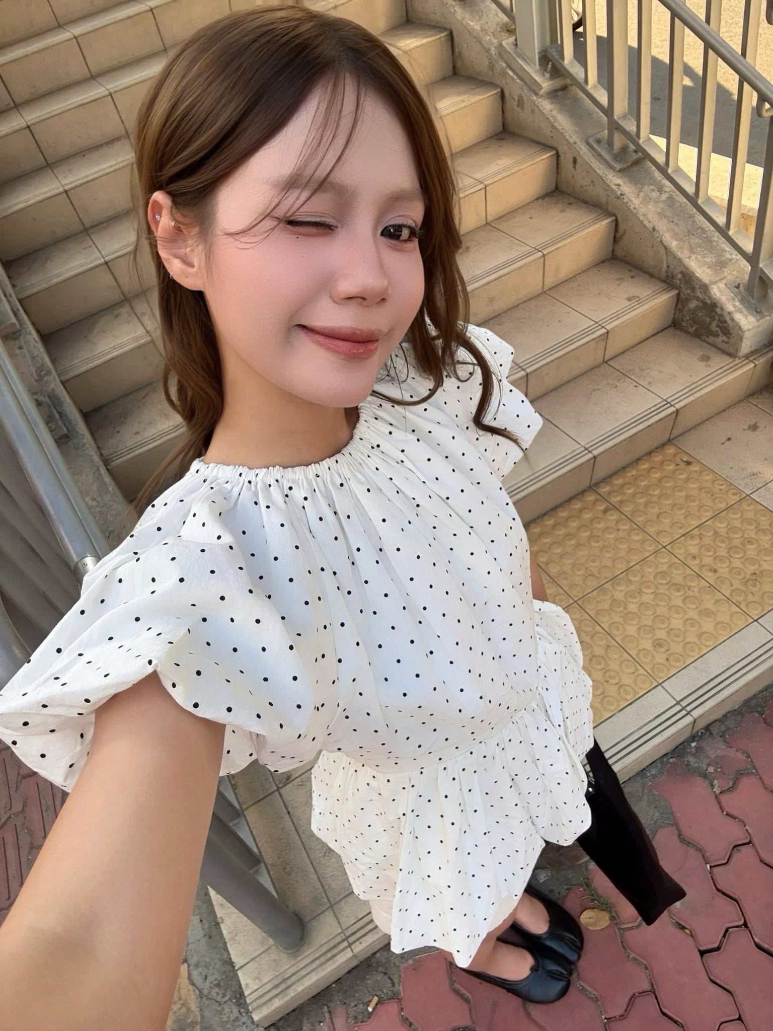 Áo chấm bi White Dot Ruffled Peplum Top