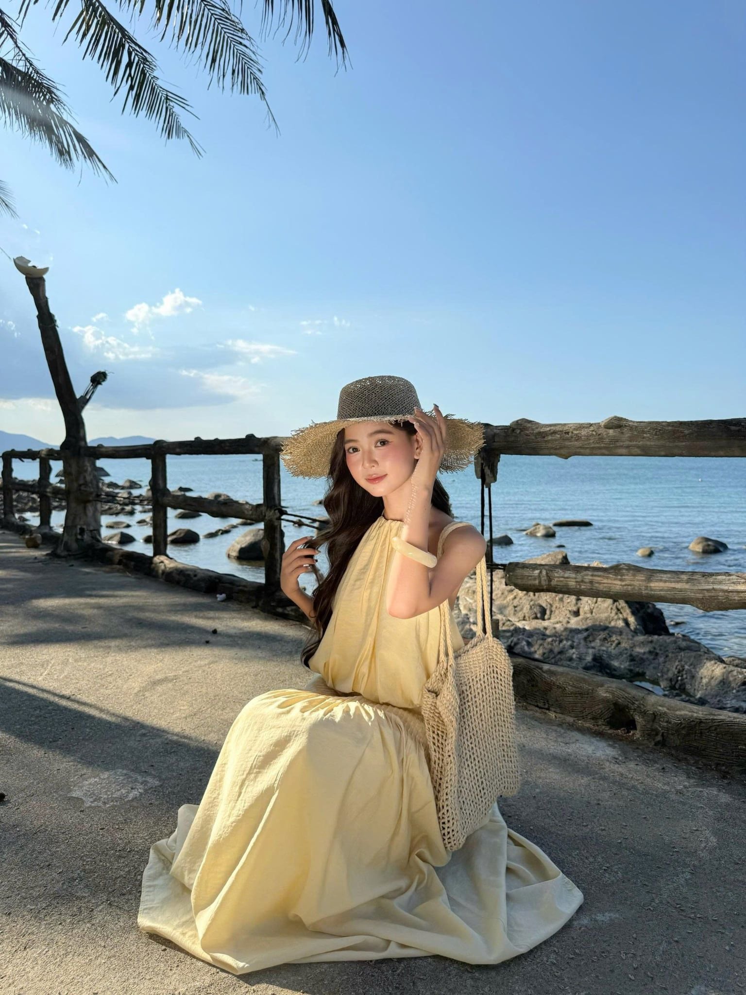 Set áo và chân váy Butter Halter Pleated Maxi Set