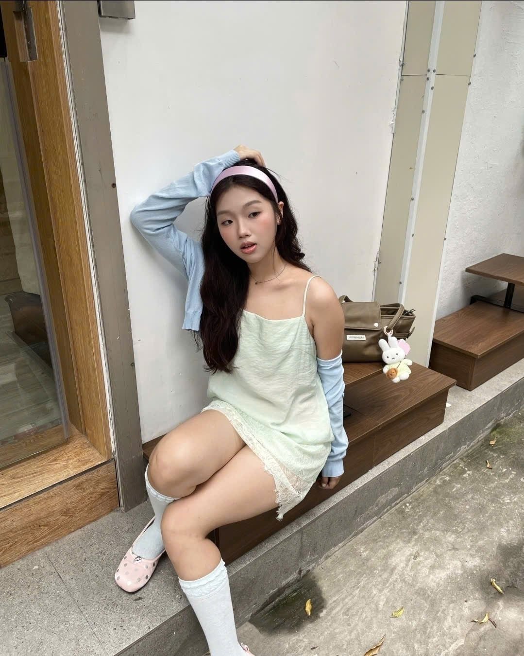Váy lụa 2 dây Mint Silky Lace Hem Mini Dress