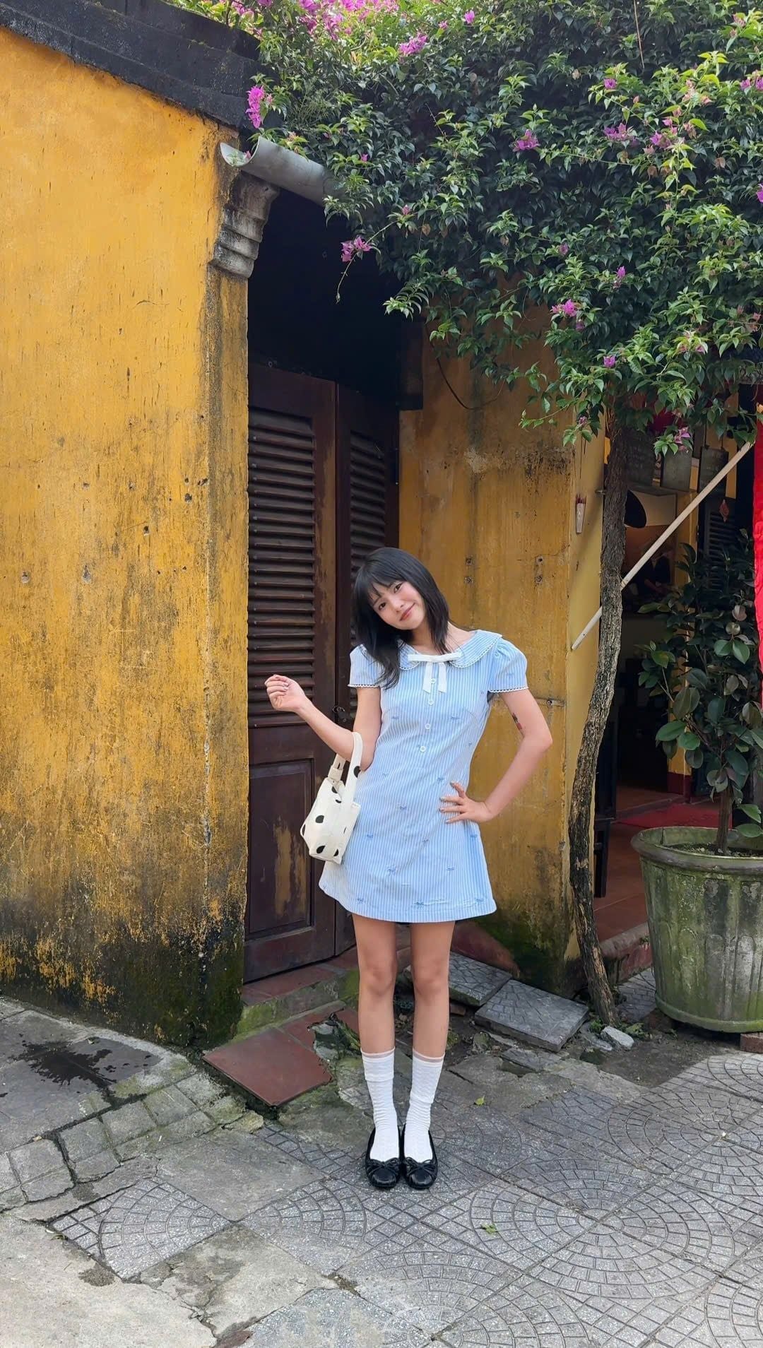 Váy chiết eo dáng ngắn Blue Striped Bow Puff Sleeves Dress