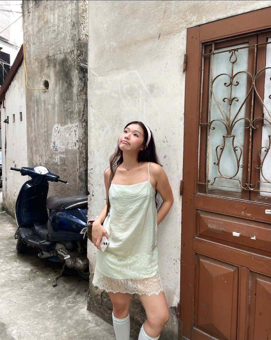 Váy lụa 2 dây Mint Silky Lace Hem Mini Dress
