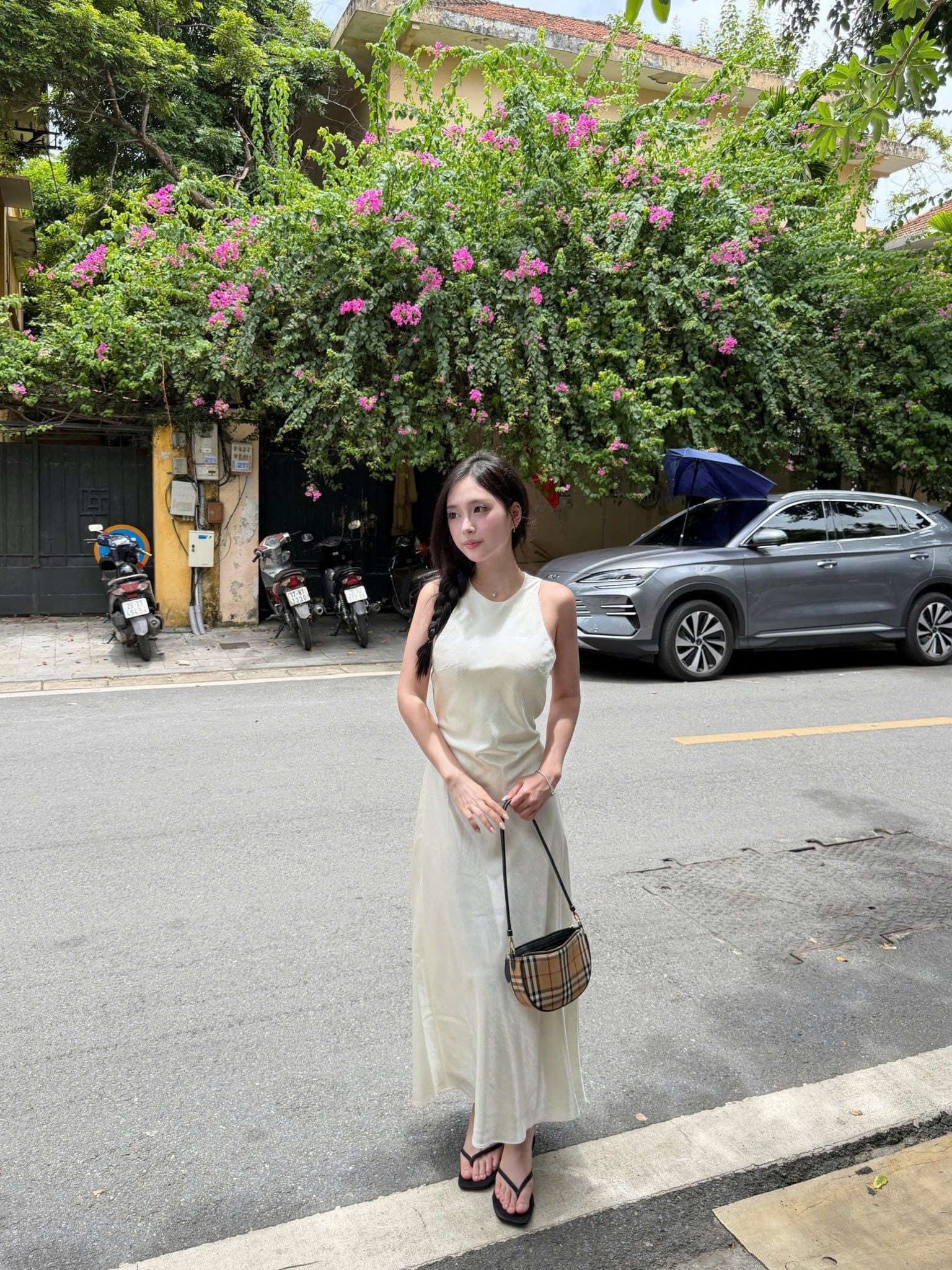 Đầm lụa cổ yếm Silky Halter Dress	nhiều màu