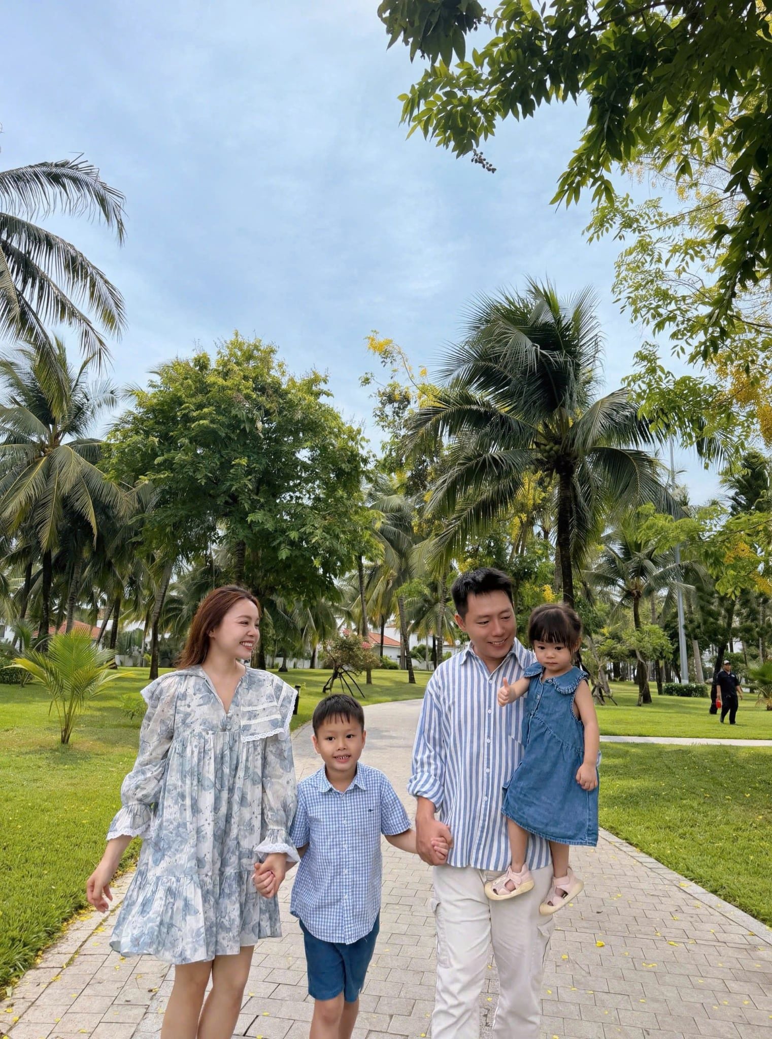 Váy hoa dáng suông Blue Fleur Cotton Collared Ruffled Dress