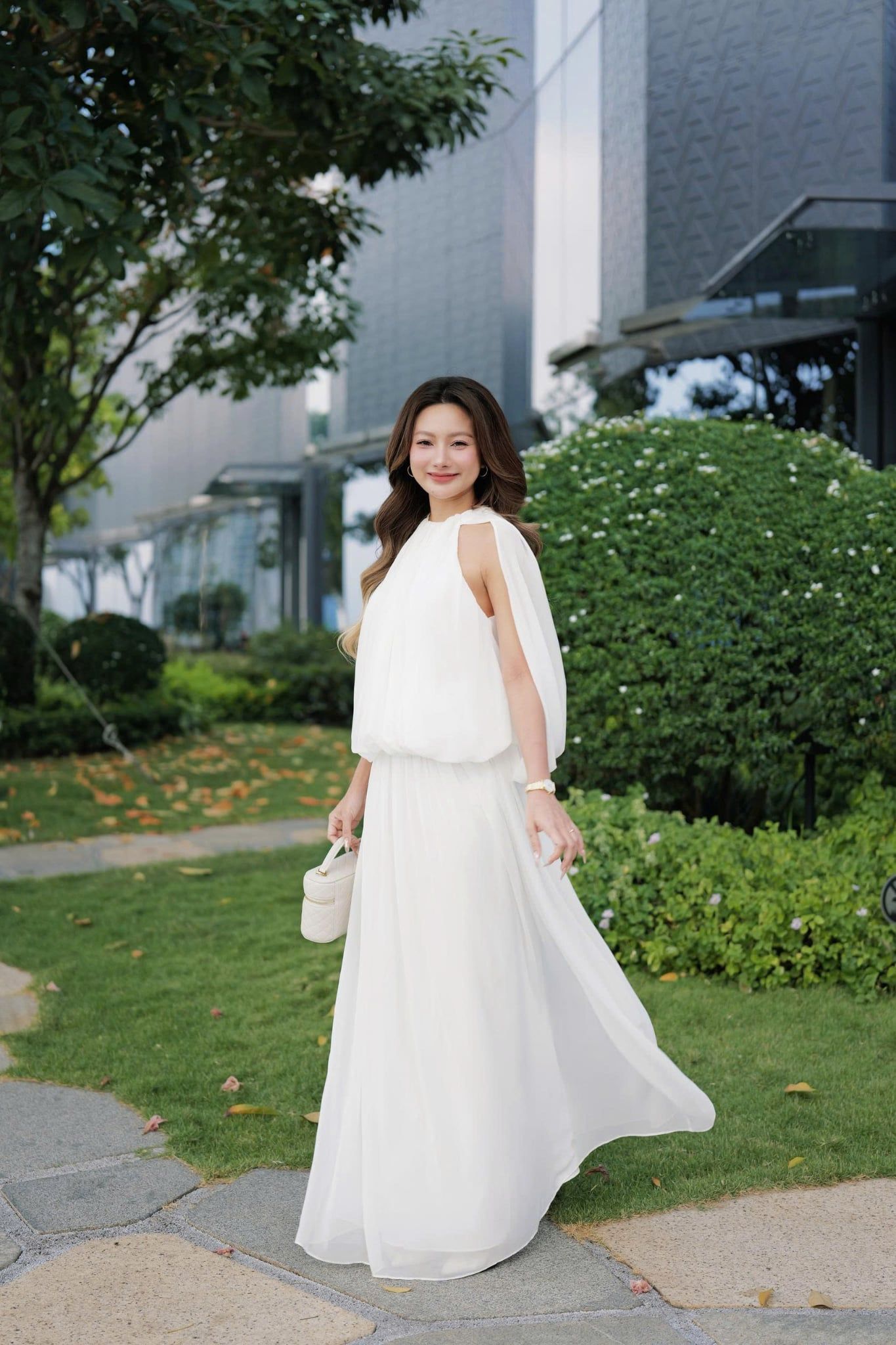 Váy maxi White Halter Flowy Maxi Dress