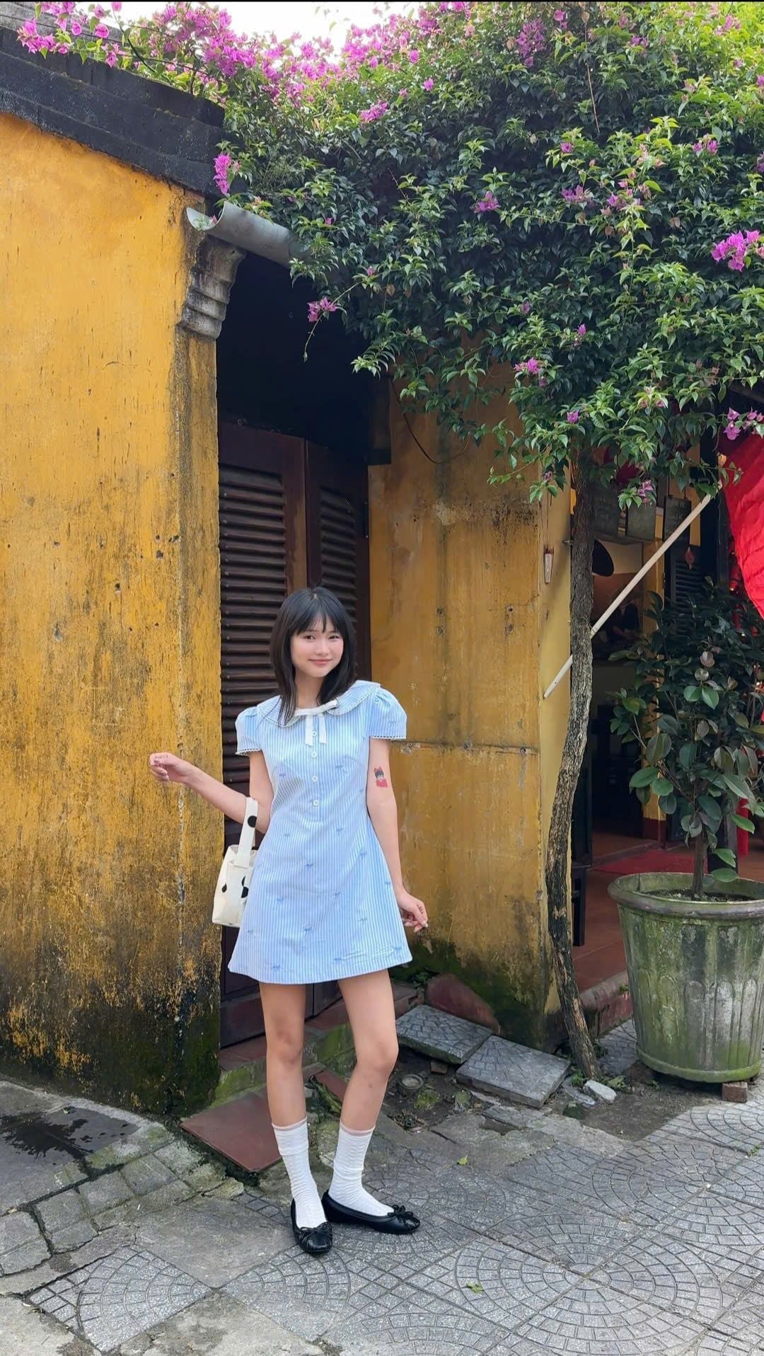 Váy chiết eo dáng ngắn Blue Striped Bow Puff Sleeves Dress