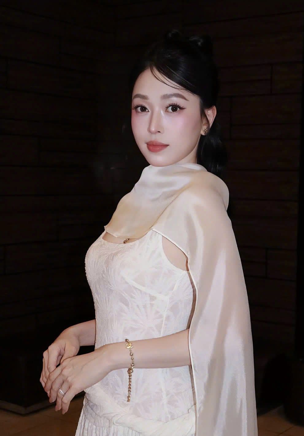 Váy maxi hai dây Cream Lace Strappy Maxi Dress