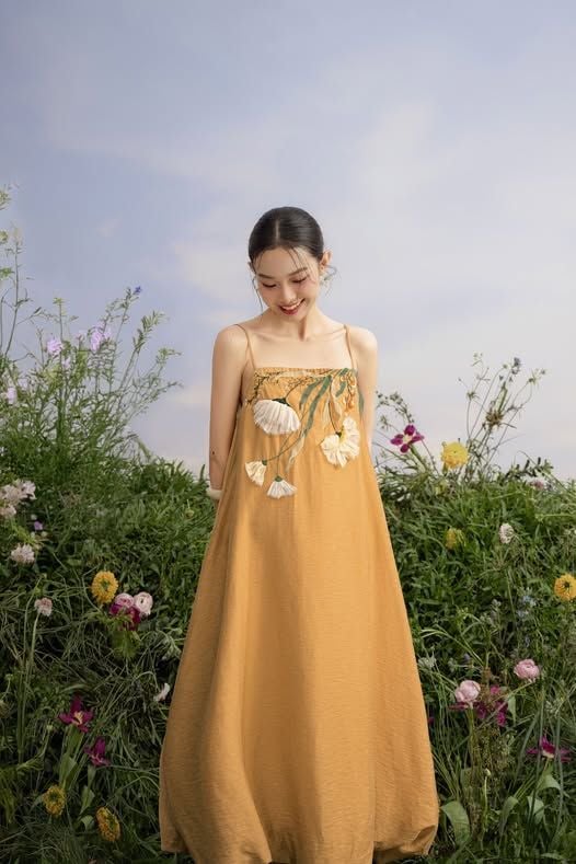 Váy thêu hoa dáng suông erina Embro Dress