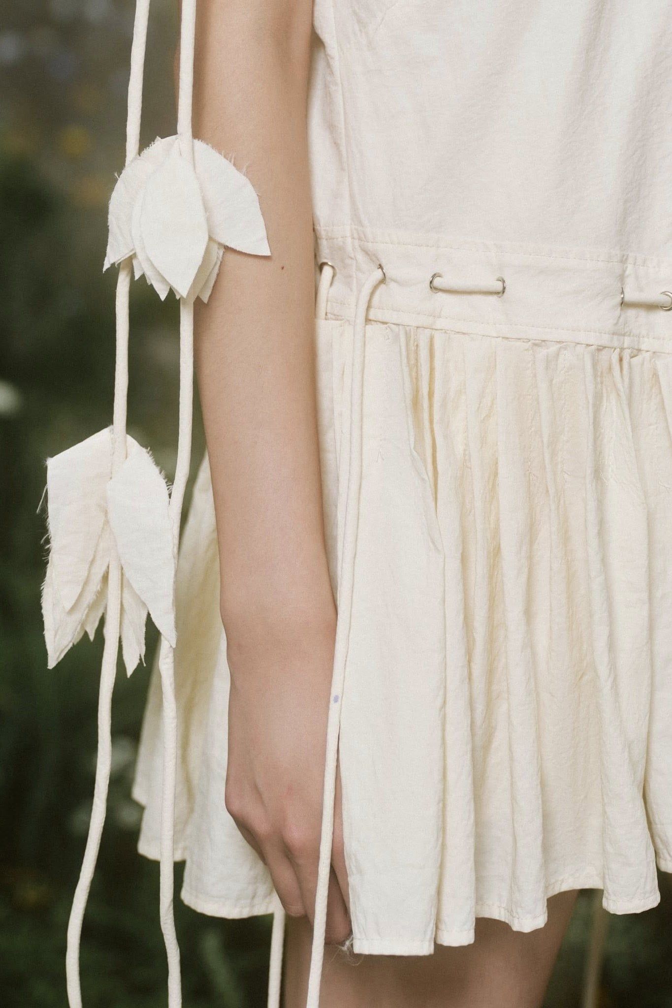 Váy suông cổ V Cream V Neck Tied Sleeves Mini Dress