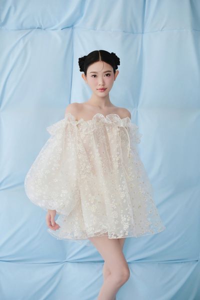  Váy ren trễ vai Ivory Fleur Chiffon Off Shoulder Ruffled Puff Dress 