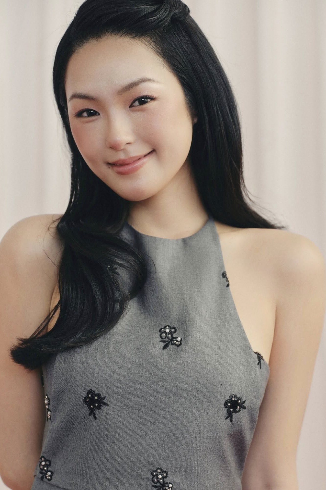 Váy tiệc mini cổ yếm Gray Embro Halter Mini Dress