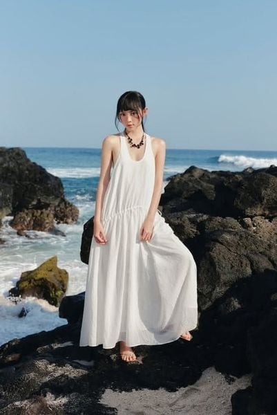  Váy maxi White Round Neck Tiered Maxi Dress 